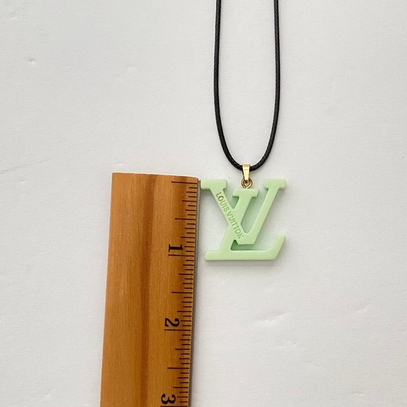 Green LV Necklace - Picture 7 of 8